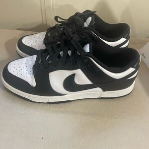 Nike Men's Black and White Low-Top Sneakers